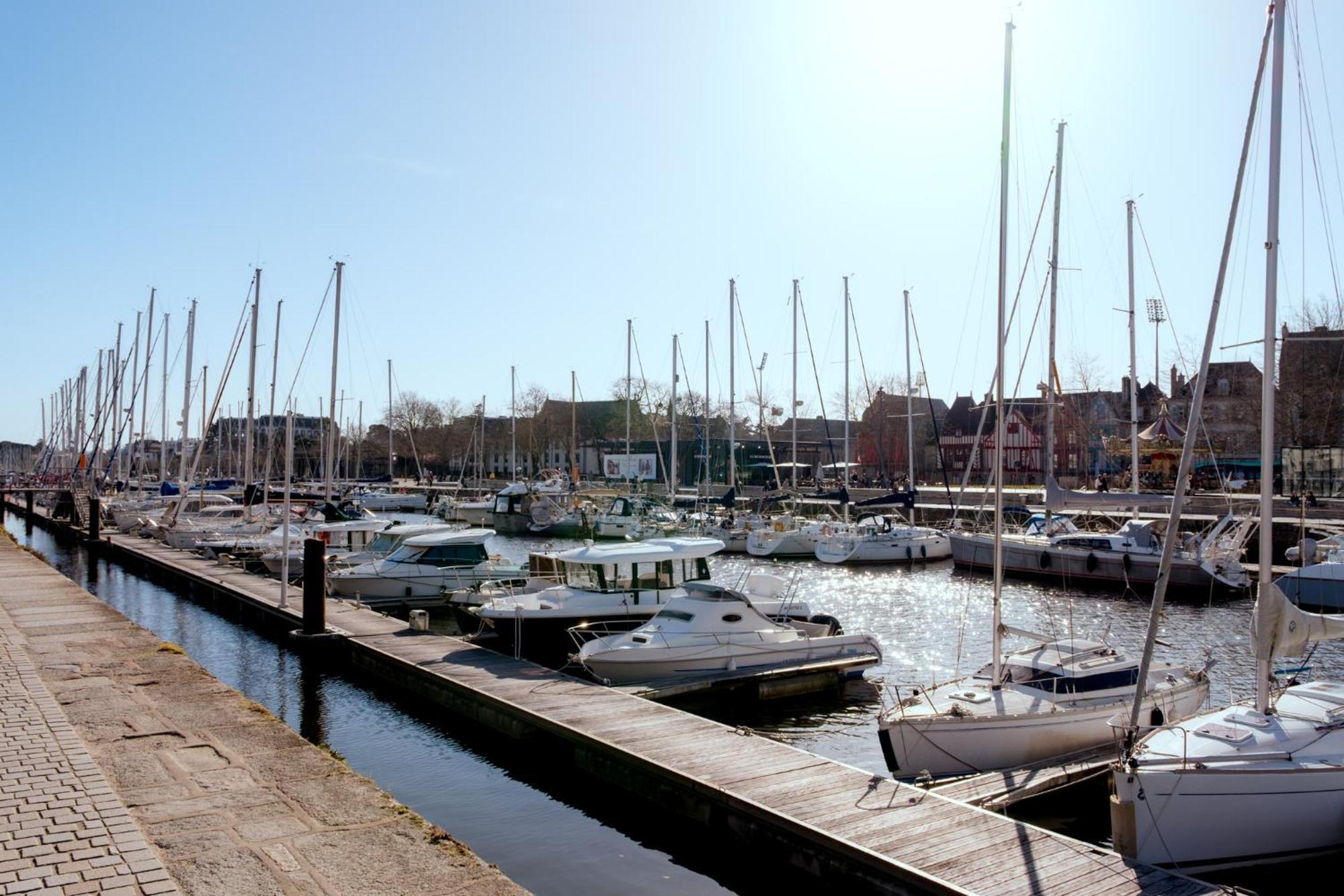 Apartment Sur Le Port De *